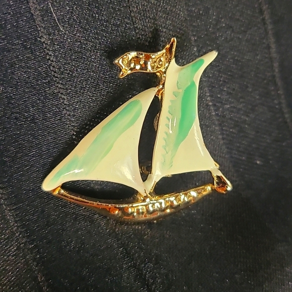 Silver tone sailboat brooch pin enamel pin - Picture 4 of 10